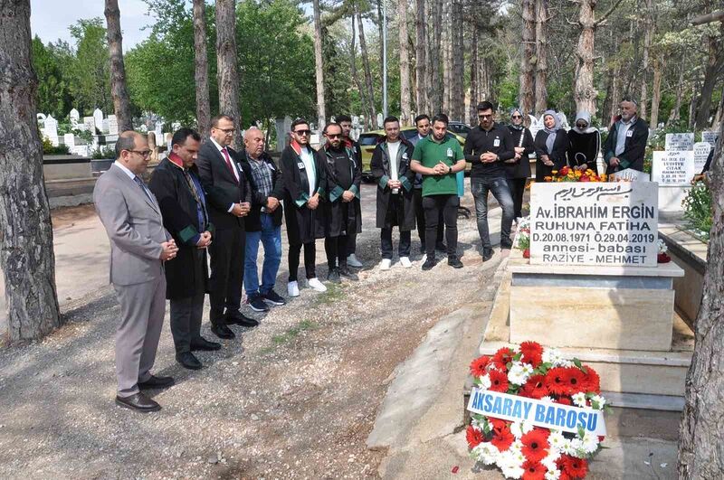 Davalısı tarafından öldürülen avukat mezarı başında anıldı