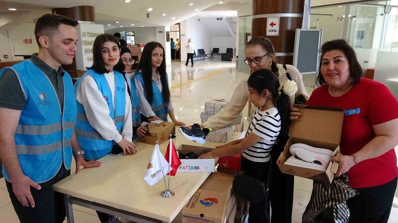 Deprem bölgesindeki köy çocukları için verilen konsere, bilet yerine ayakkabıyla girdiler