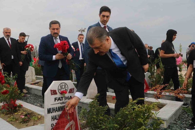 Deprem mezarlığında vatandaşlara başsağlığı dileyen Sağlık Bakanı Koca, “Dün buradaydık, bu gün buradayız ve yarında Hatay’ımızda olacağız”