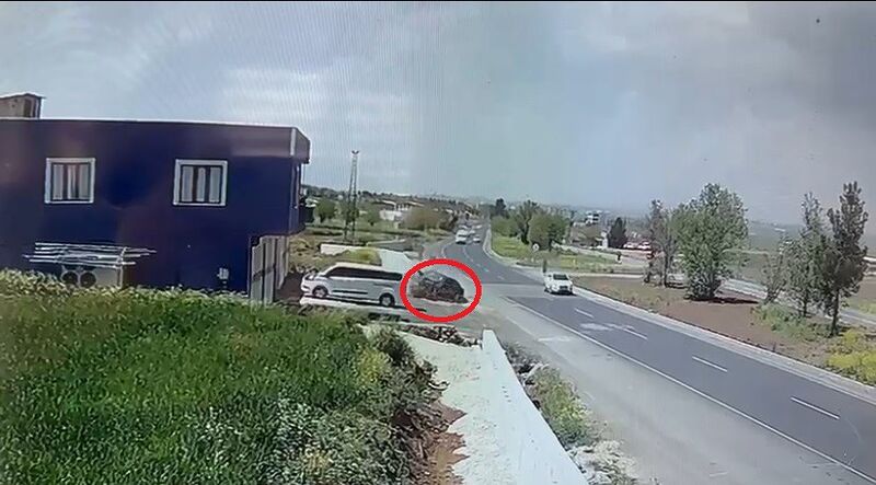 Diyarbakır’da kontrolden çıkan otomobilin kaza anı güvenlik kamerasına yansıdı