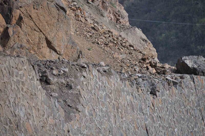 Doğu ve Güneydoğu’yu Karadeniz’e bağlayan yolda kaya düşmesi ve heyelan tehlikesi