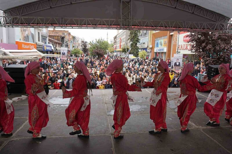 Edirne’de sahne alan öğrencilerin gösterileri ilgiyle izlendi