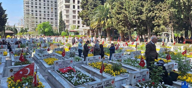 Edirnekapı Şehitliği’nde buruk bayram