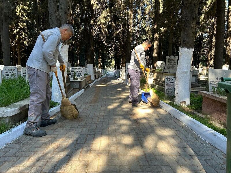 Edremit’te şehitlik ve mezarlıklara bayram bakımı