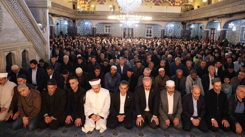 ELAZIĞ’DA VATANDAŞLAR BAYRAM NAMAZI