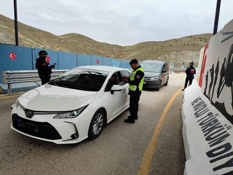 Elazığ’da jandarma 10 günde 17 bin 118 aracı denetledi