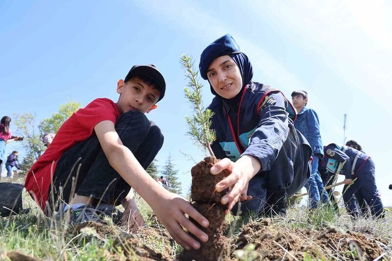 Elazığ’da jandarma ekipleri öğrencilerle birlikte fidan dikti