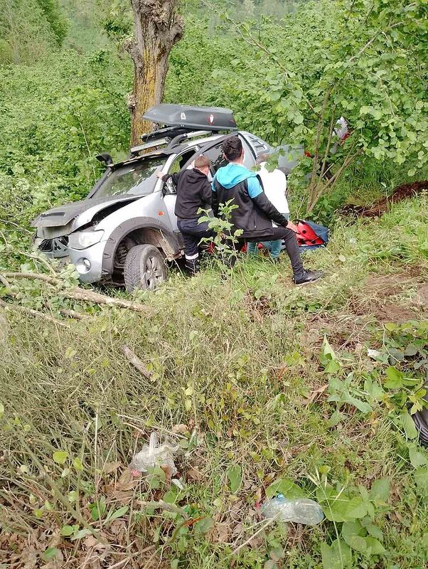 Elektrik direğine çarpan pikap tarlaya uçtu: 2 yaralı