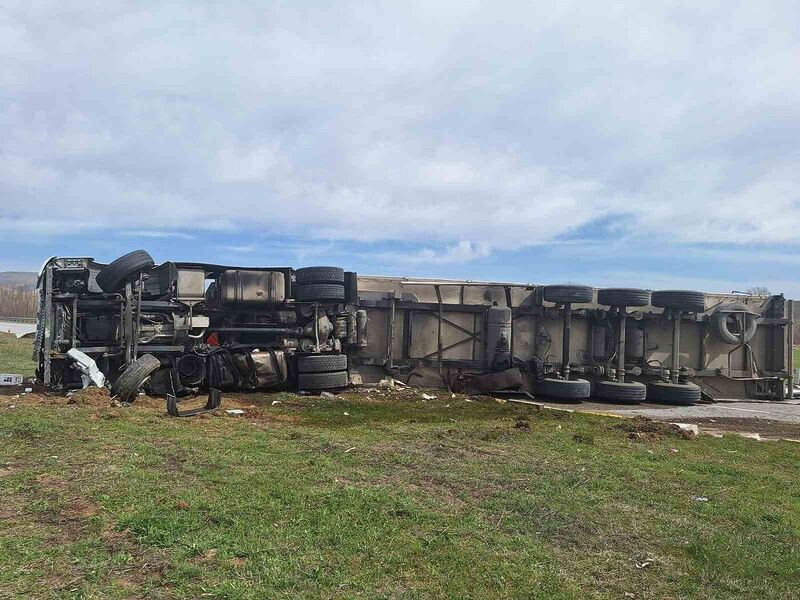 Erzincan – Erzurum karayolunda TIR devrildi: 2 yaralı