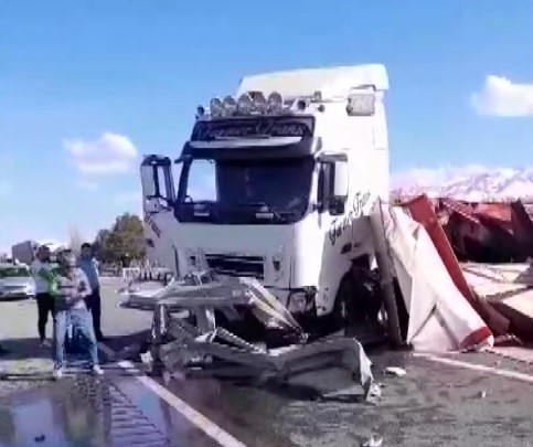 Erzincan – Erzurum karayolunda TIR devrildi, yol uzun süre ulaşıma kapandı