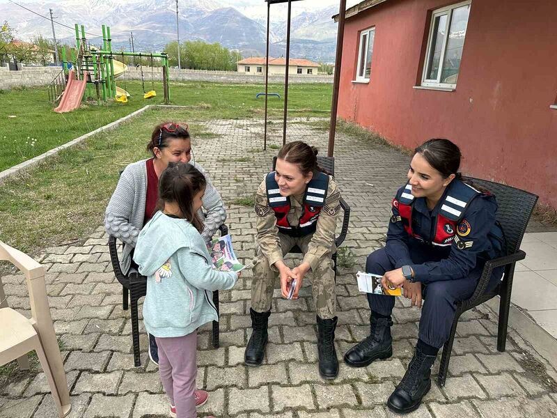 Erzincan’da jandarma ekiplerinden bilgilendirme faaliyeti