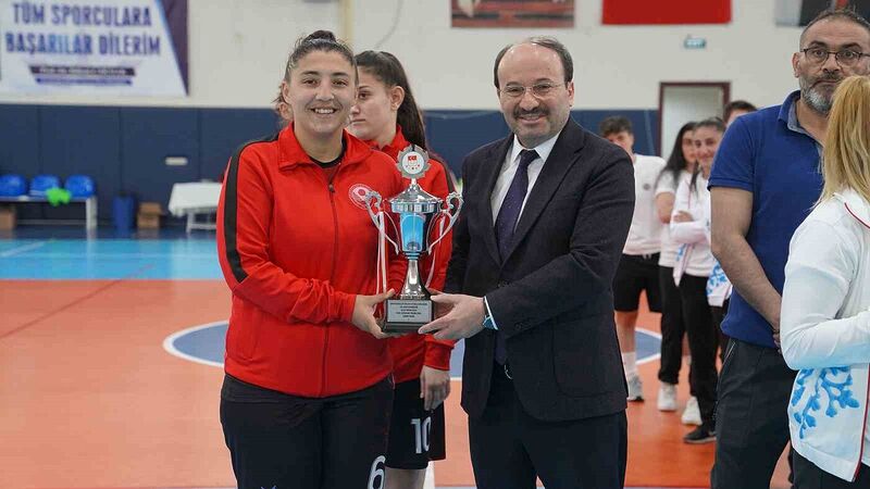 SPO FUTSAL KADINLARDA GÜMÜŞHANE