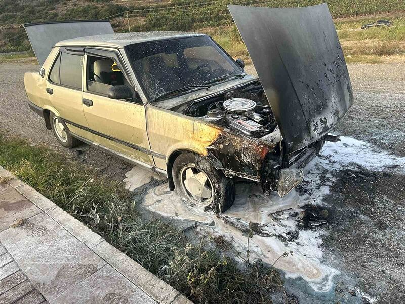 Gazipaşa’da park halindeki otomobil alev aldı