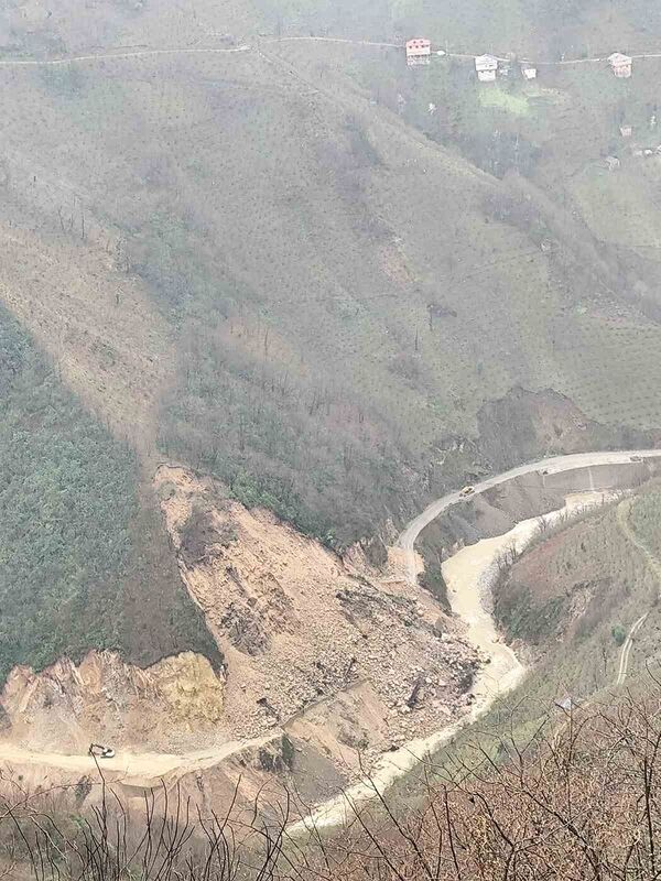 Giresun’da yol çalışması sırasında meydana gelen heyelan nedeniyle birçok köy ulaşıma kapandı