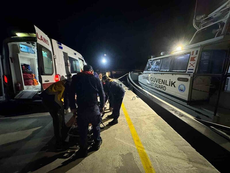 Gökçeada’da rahatsızlanan vatandaş Sahil Güvenlik Komutanlığı ekiplerince tahliye edildi