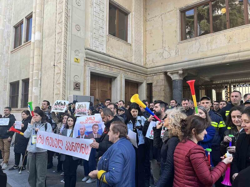 Gürcistan’da parlamento önünde tartışmalı yasa tasarısı protesto edildi