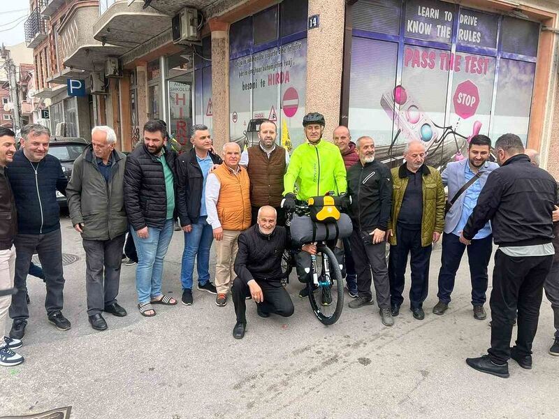 Hac vazifesini yerine getirmek için Kuzey Makedonya’dan bisikletle yola çıktılar