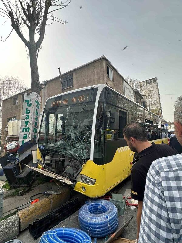 İSTANBUL’DA YOLDAN ÇIKAN İETT