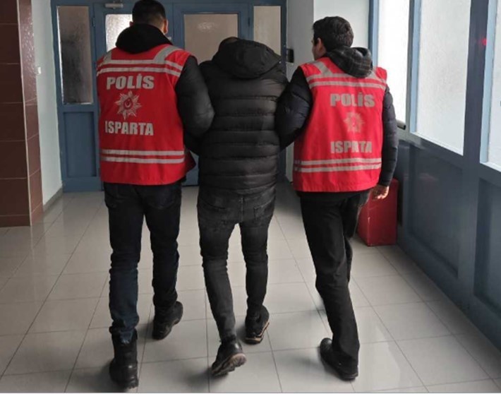 Isparta’da 12 yıl hapis cezasıyla aranan şahıs kaçarken yakalandı