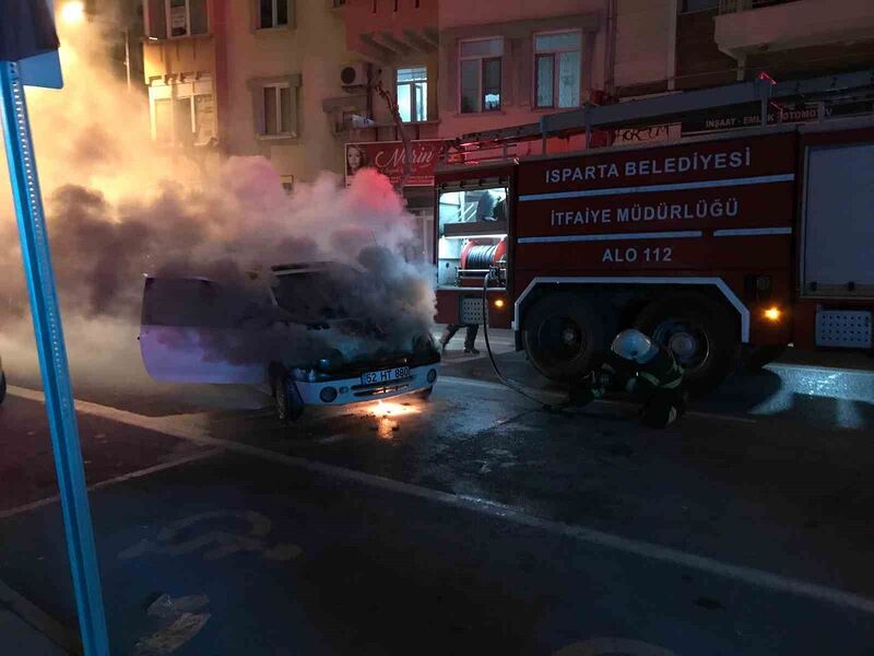 Isparta’da park halindeki otomobil yandı