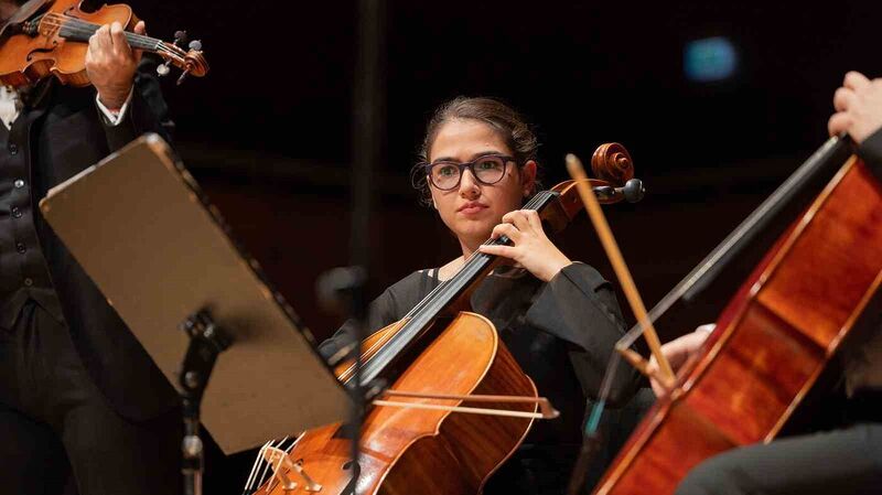 İtalya’da klasik müzik konserlerinde türkü söyleyen kız