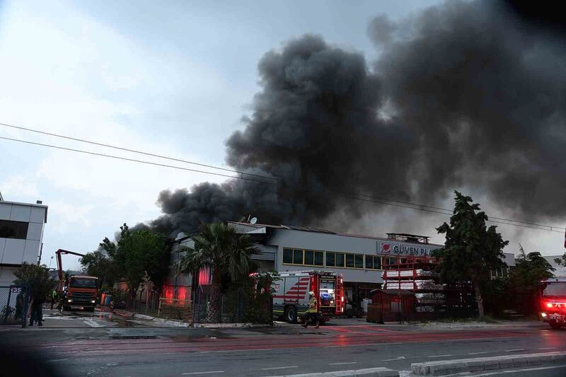 İzmir’de iki ayrı fabrikada çıkan yangın kontrol altında