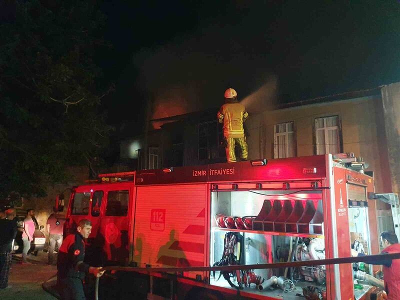 İzmir’de tekstil atölyesinde çıkan yangın, bitişikteki binaya da sıçradı