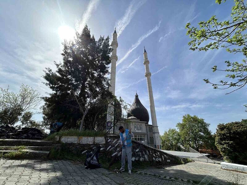 İzmir’de yükümlüler, camileri Ramazan Bayramı’na hazırlıyor