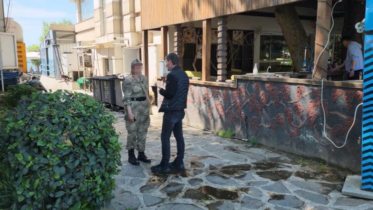 Jandarma üniforması ile GBT kontrolü yaparken polise yakalandı