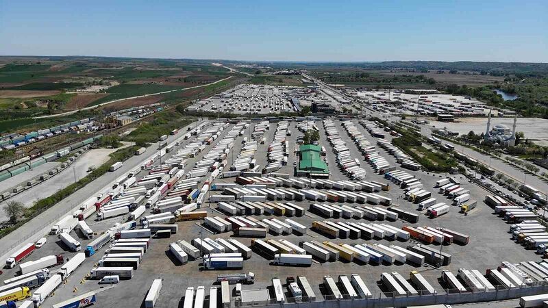 Kapıkule’de Avrupa’ya gidecek tır sürücüleri, bayramı buruk geçiriyor