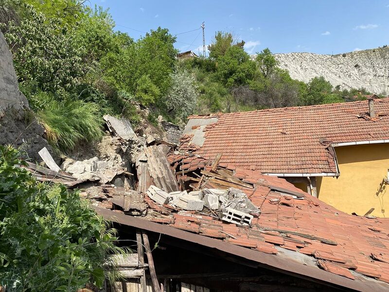 Karabük’te heyelan nedeniyle 4 ev boşaltıldı