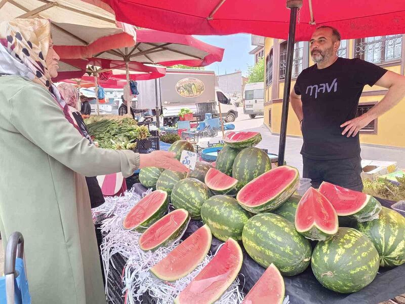 Karpuz dilimlerle pazar tezgâhlarını süslüyor