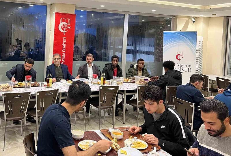 Kars İlim Yayma Cemiyeti öğrencilerle iftarda bir araya geldi