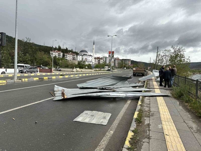 KASTAMONU’DA ETKİLİ OLAN FIRTINA