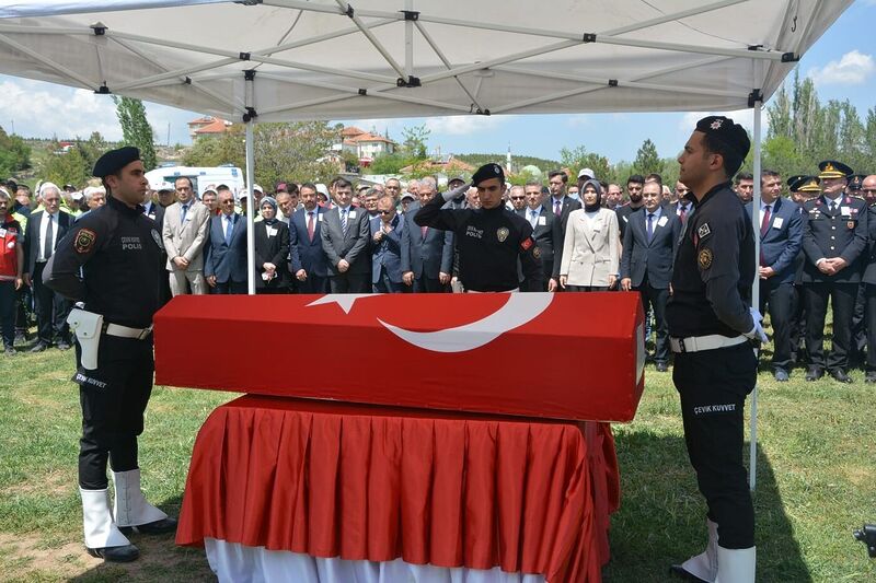 Kazada şehit olan polis memuru toprağa verildi