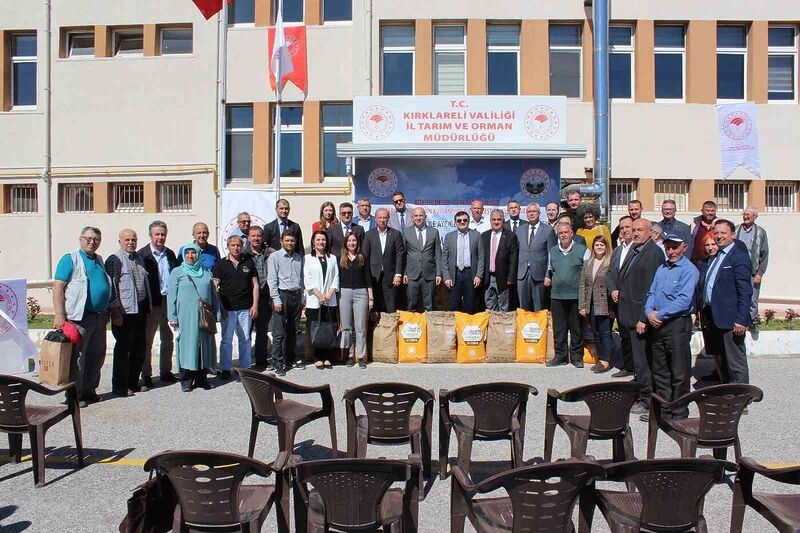 Kırklareli’de 326 çiftçiye yerli hibrit ayçiçeği tohumu dağıtıldı