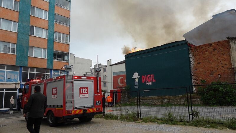 Kırklareli’nde Geç Osmanlı dönemine ait tarihi bina alevlere teslim oldu