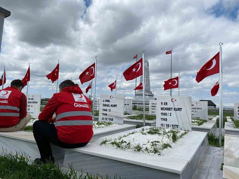 Kızılay’dan şehitlik ziyareti