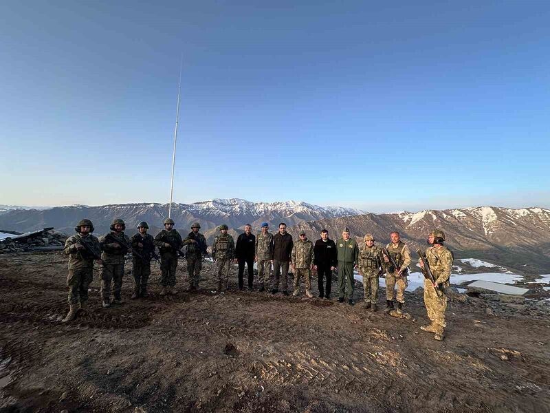 Korgeneral Metin Tokel, Selçuk Bayraktar ve Ahmet Akyol’dan sınır birliklerine bayram ziyareti