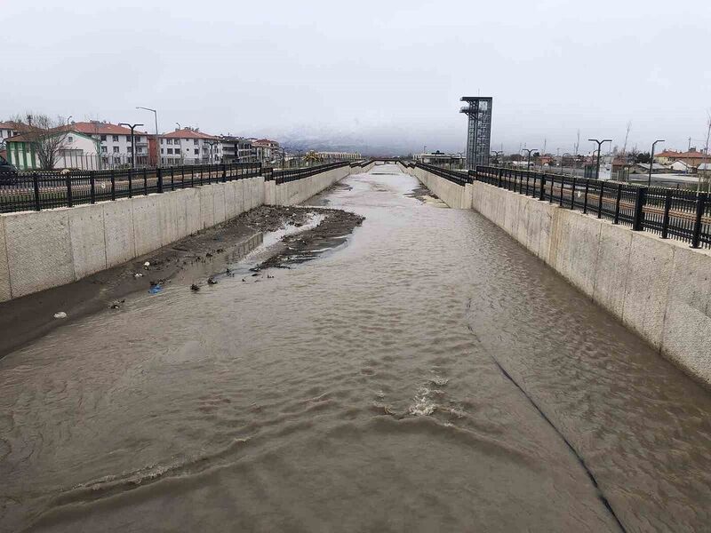 Kuruyan Vasgirt deresinden sel akıyor