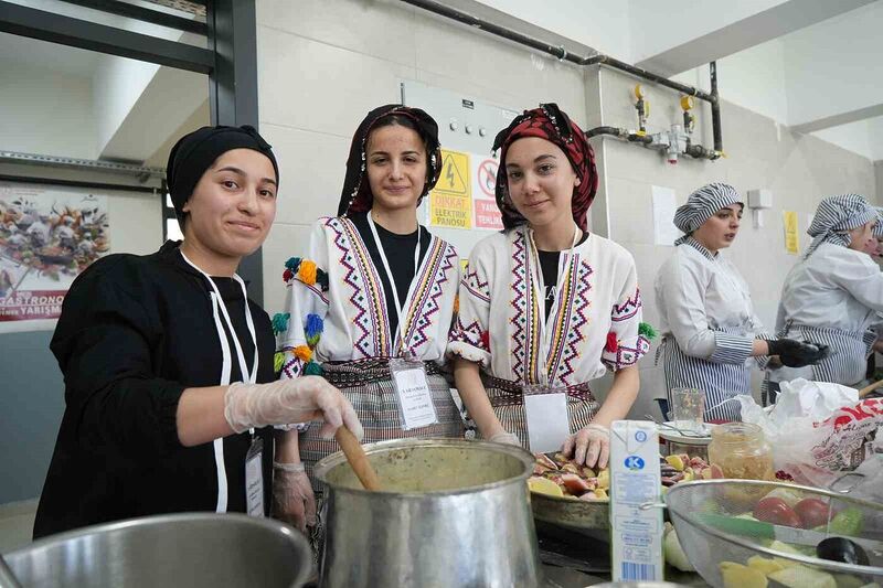 Liseli şefler Türkiye finallerine gitmek için ter döktü