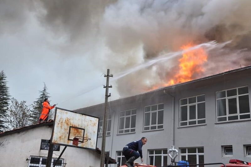 ISPARTA’DA LİSENİN ÇATI KATINDA