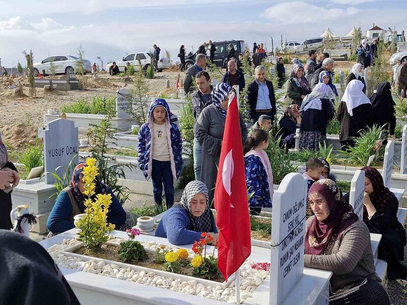 Malatya’da mezarlıkta hüzünlü bayram