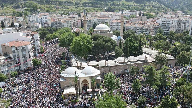 Manisa’da on binlerce el şifaya uzandı