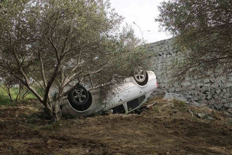 Mesaiye giderken kaza yapan kadın sürücü, 5 metrelik istinat duvarından uçtu