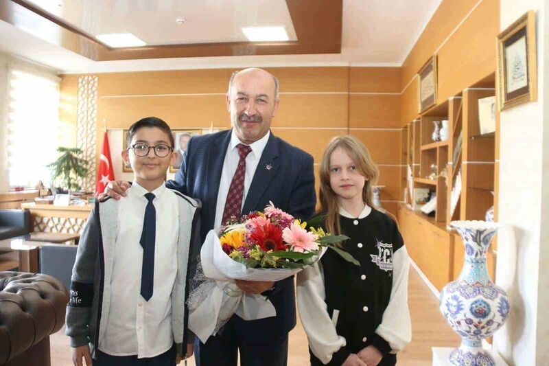 Minik öğrenciler Eymen ve Elisa Kütahya Milli Eğitim Müdürlüğünü devraldı