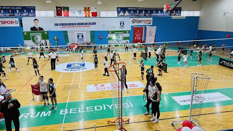 Minik sporcular, voleybol şenliğinde buluştu