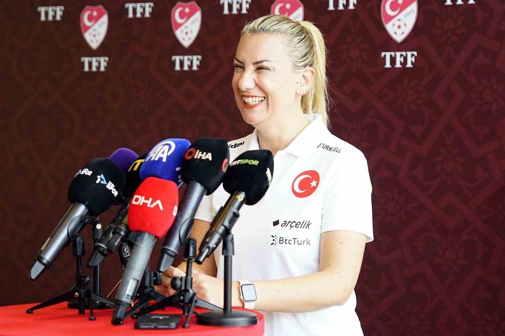 Necla Güngör Kıragası: “Kadın futbolunun gelişmesi için özveriyle çalışan oyuncularımız var”