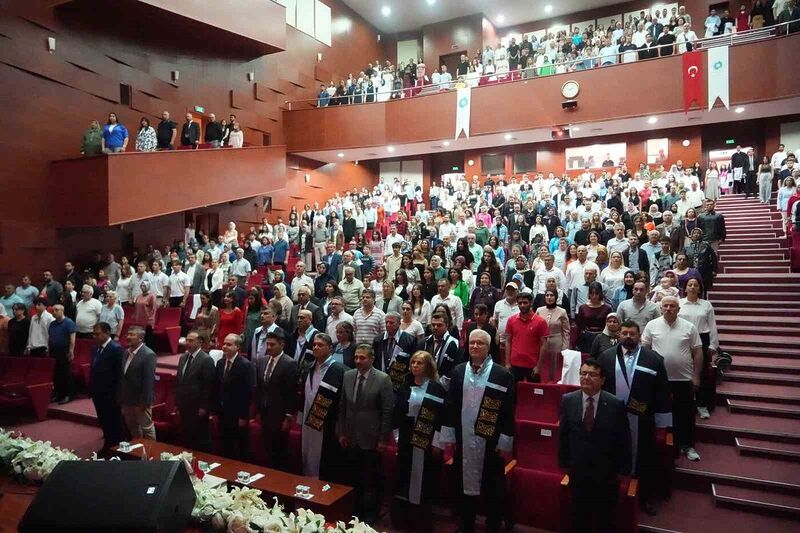 Niğde Ömer Halisdemir Üniversitesi’nde 225 tıp öğrencisi beyaz önlük giydi