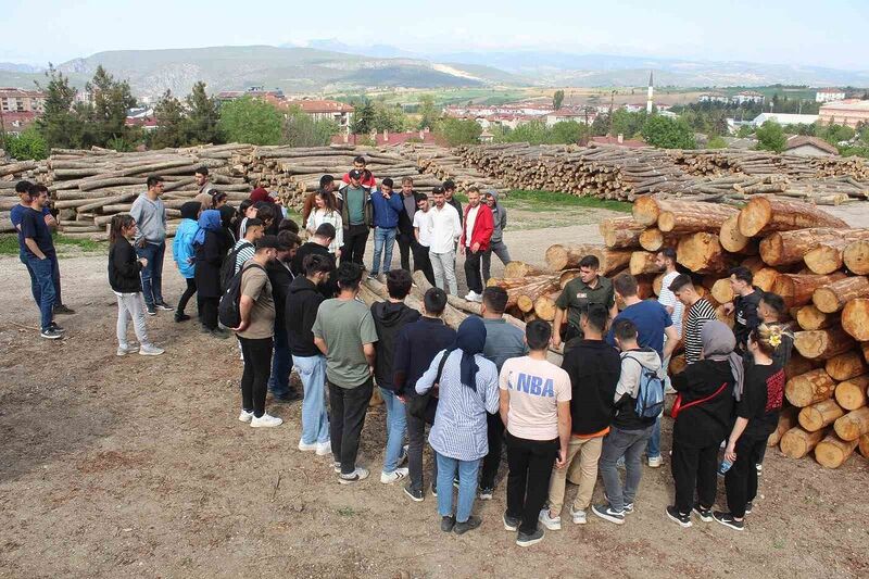 SAMSUN’UN VEZİRKÖPRÜ İLÇESİNDE ÖĞRENCİLER,